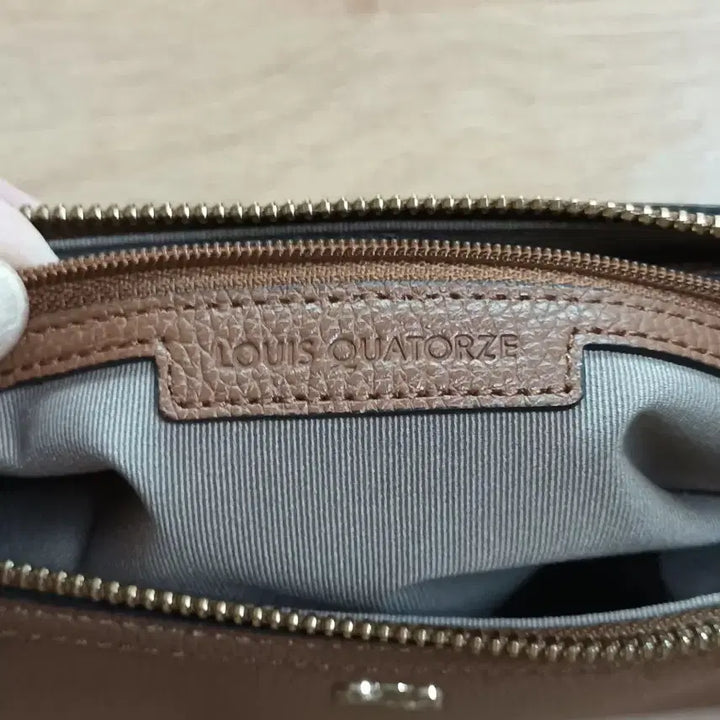 [BUNJANG] Louis Quatorze Brown Leather Crossbody Bag / 루이까또즈 브라운 가죽 크로스백