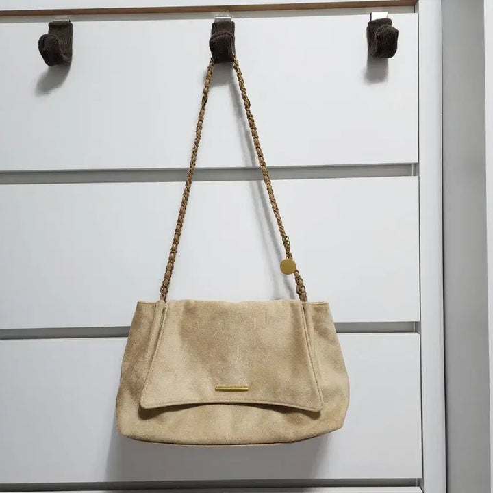[BUNJANG] Suede Flap Shoulder Bag Crossbody Bag / 스웨이드 플랩 숄더백 크로스백 레더 체인 베이지 가방