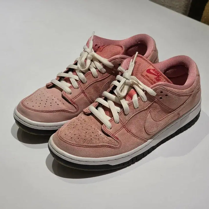 [SOLD OUT] 나이키 SB 덩크 로우 핑크 스웨이드 275판매