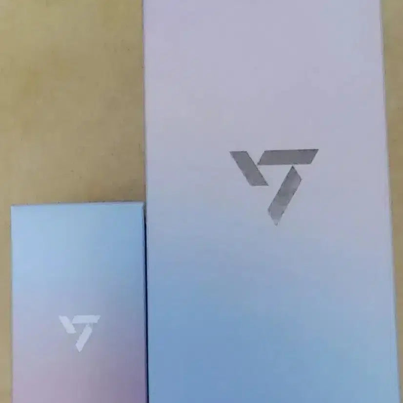 [BUNJANG] SEVENTEEN Official Lightstick, Keyring, and Mini-Tin Sticker Bundle Set / 세븐틴 응원봉&amp;키링&amp;미니틴 스티커