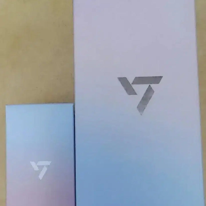 [BUNJANG] SEVENTEEN Official Lightstick, Keyring, and Mini-Tin Sticker Bundle Set / 세븐틴 응원봉&amp;키링&amp;미니틴 스티커