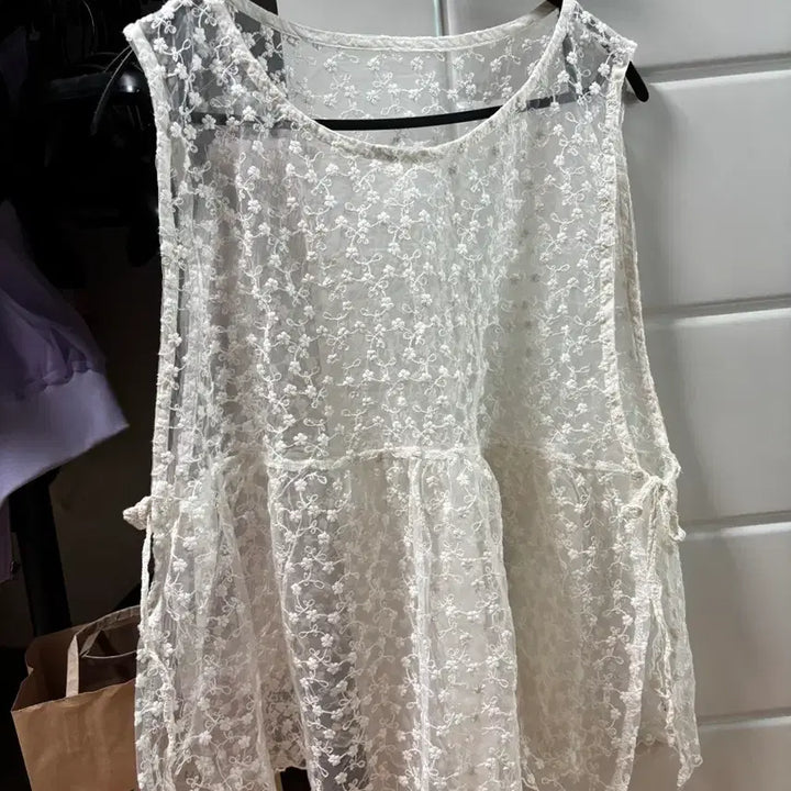 [SOLD OUT] 아이보리 플라워 레이스 블라우스