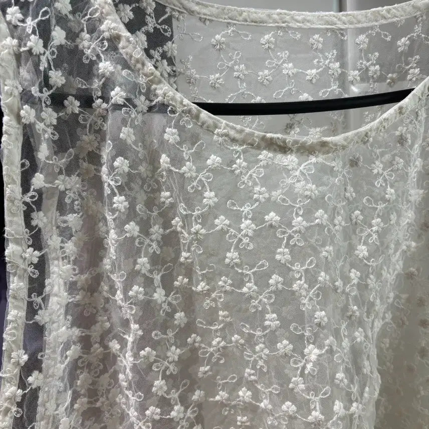 [SOLD OUT] 아이보리 플라워 레이스 블라우스