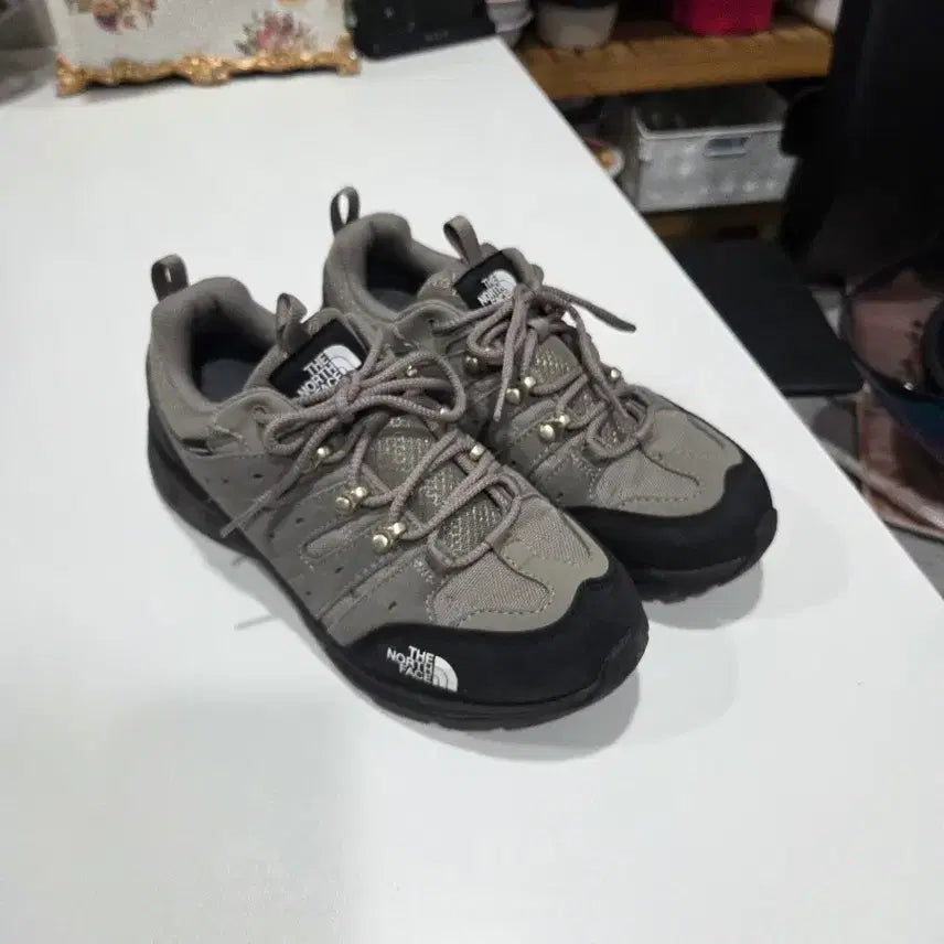 [SOLD OUT] 노스페이스 회색 방수 트레킹화250