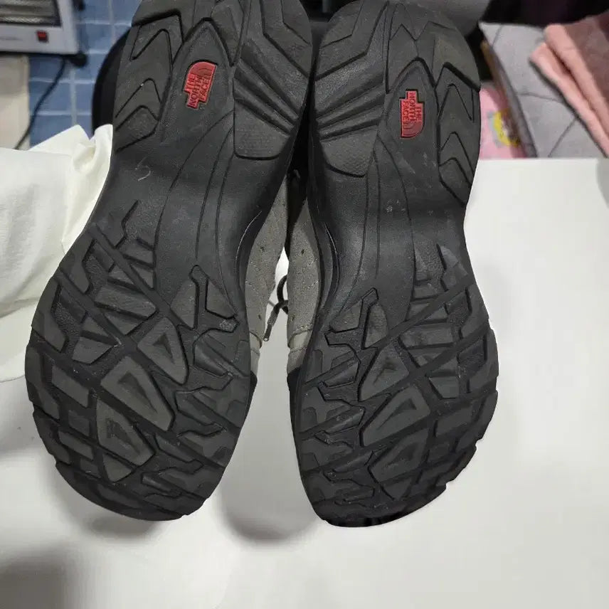 [SOLD OUT] 노스페이스 회색 방수 트레킹화250