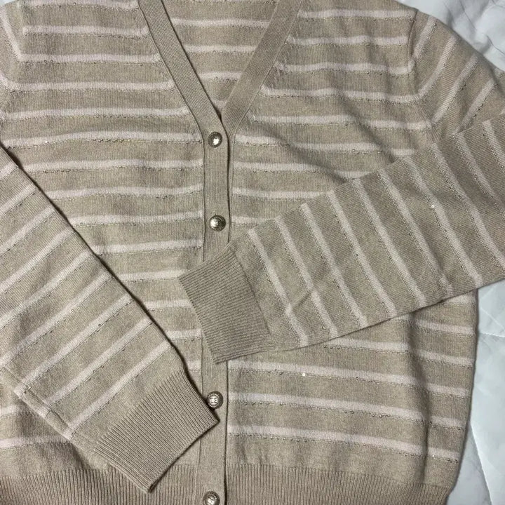 [BUNJANG] The Cashmere Cashmere 100% Sequin Stripe Knit Cardigan / 더캐시미어 캐시미어100 스트라이프 시퀸 니트 가디건 (85)