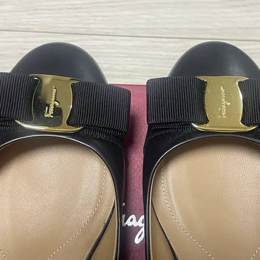 [BUNJANG] Ferragamo Varina Flats 5C Matte Black Calfskin / 페라가모 바리나 플랫 5C 무광블랙 송아지가죽