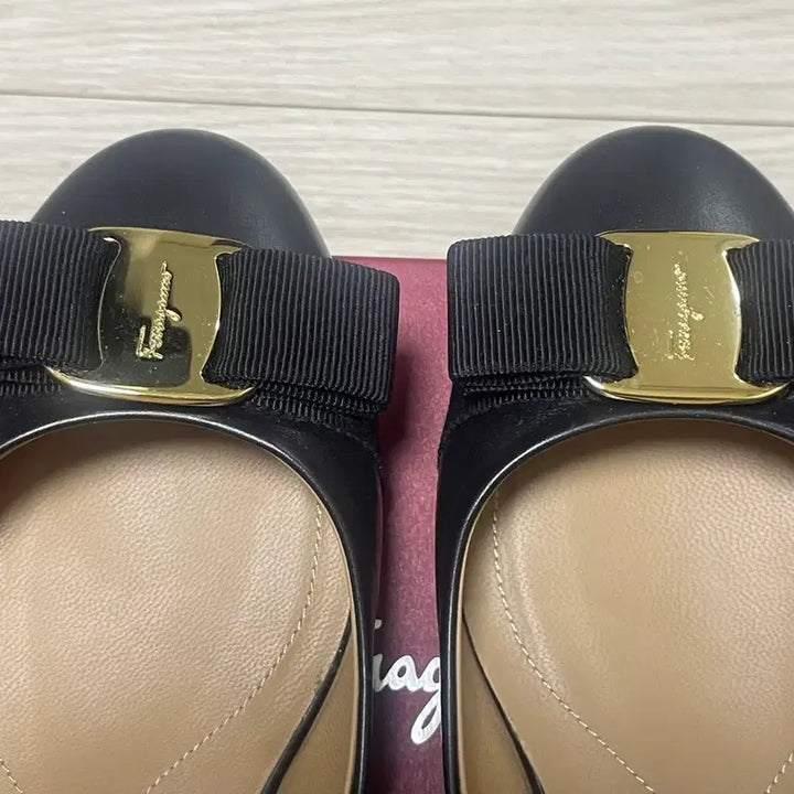 [BUNJANG] Ferragamo Varina Flats 5C Matte Black Calfskin / 페라가모 바리나 플랫 5C 무광블랙 송아지가죽