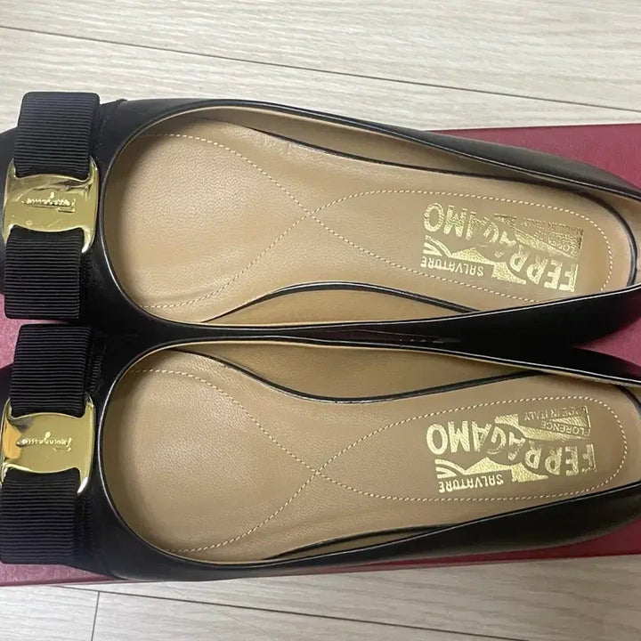 [BUNJANG] Ferragamo Varina Flats 5C Matte Black Calfskin / 페라가모 바리나 플랫 5C 무광블랙 송아지가죽