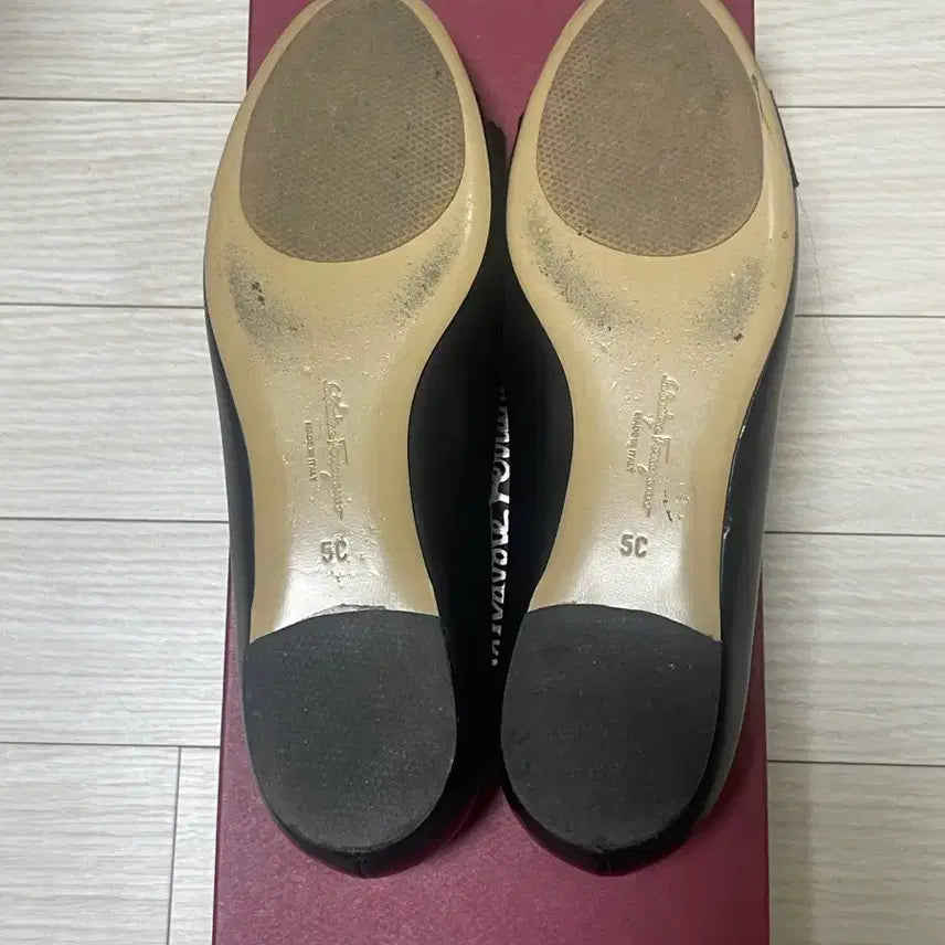 [BUNJANG] Ferragamo Varina Flats 5C Matte Black Calfskin / 페라가모 바리나 플랫 5C 무광블랙 송아지가죽