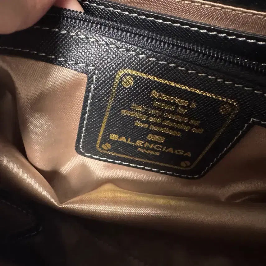 [BUNJANG] Balenciaga Geumkang Jehwa Enamel Shoulder Bag / 발렌시아가 금강제화 에나멜 숄더백