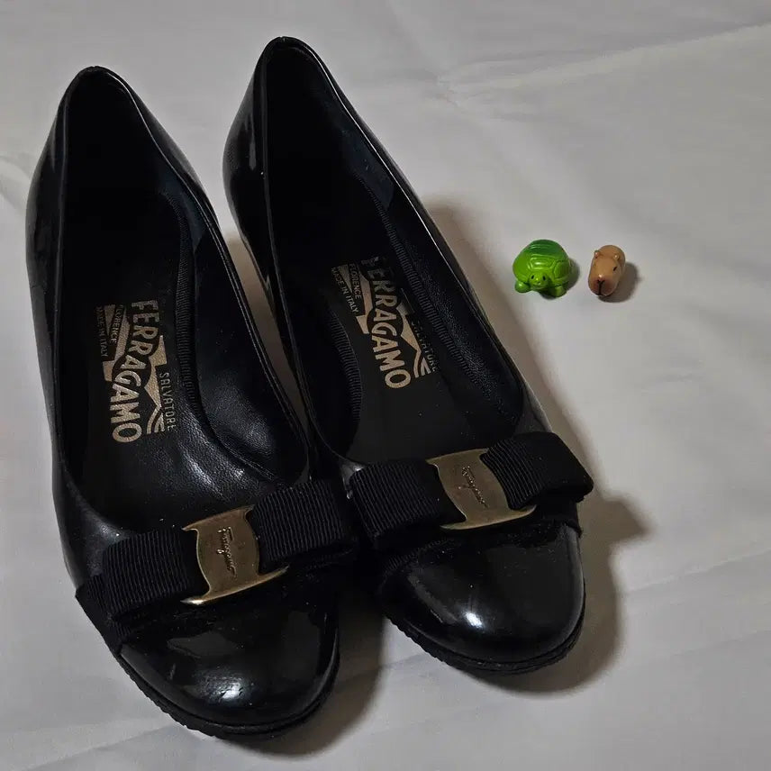 [BUNJANG] Ferragamo Vara Black Enamel Pumps 235 / 페라가모 바라 블랙 에나멜 펌프스 235