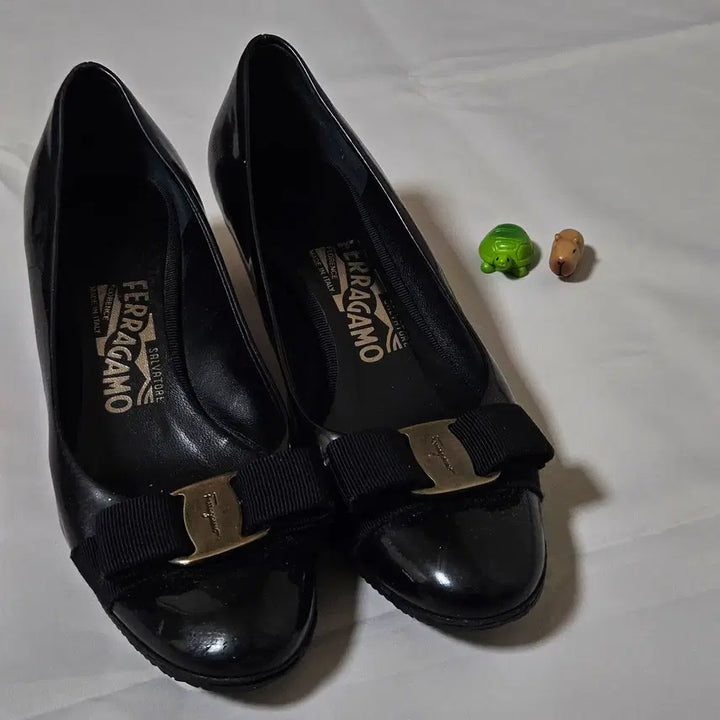 [BUNJANG] Ferragamo Vara Black Enamel Pumps 235 / 페라가모 바라 블랙 에나멜 펌프스 235