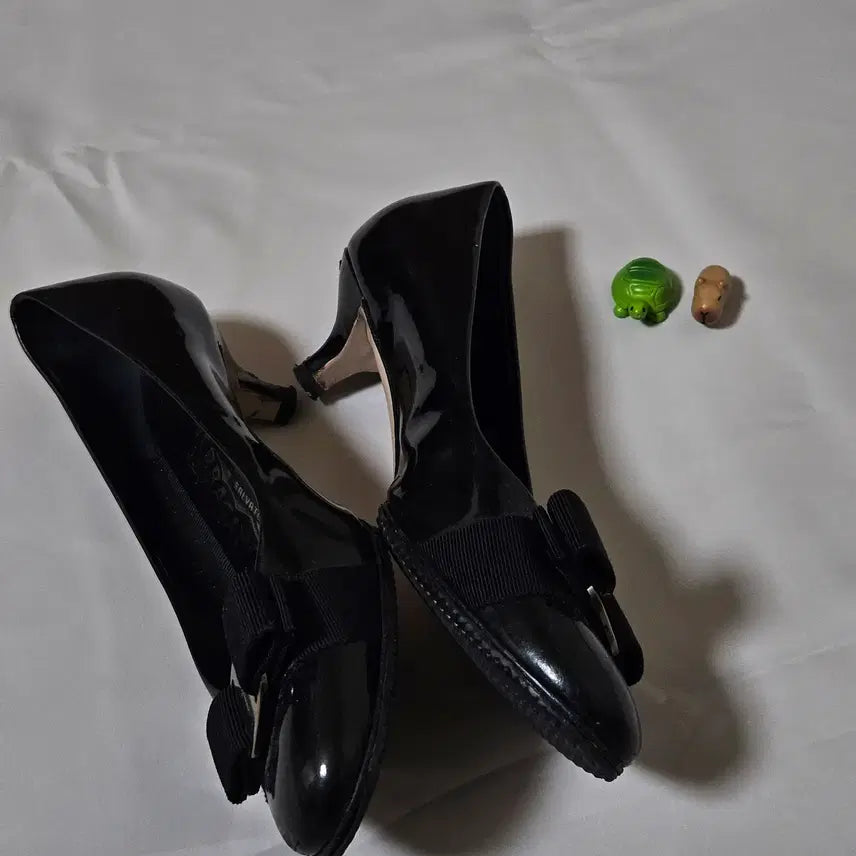 [BUNJANG] Ferragamo Vara Black Enamel Pumps 235 / 페라가모 바라 블랙 에나멜 펌프스 235