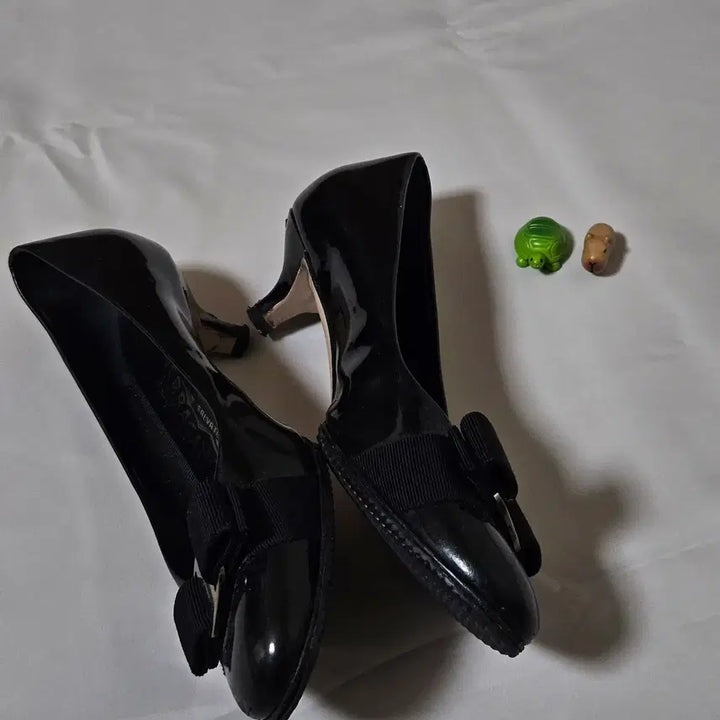 [BUNJANG] Ferragamo Vara Black Enamel Pumps 235 / 페라가모 바라 블랙 에나멜 펌프스 235