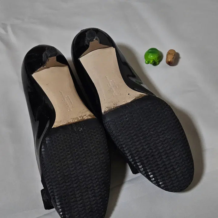 [BUNJANG] Ferragamo Vara Black Enamel Pumps 235 / 페라가모 바라 블랙 에나멜 펌프스 235