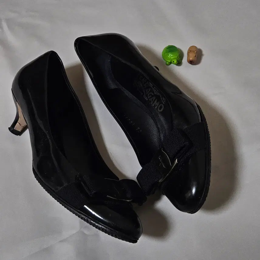 [BUNJANG] Ferragamo Vara Black Enamel Pumps 235 / 페라가모 바라 블랙 에나멜 펌프스 235