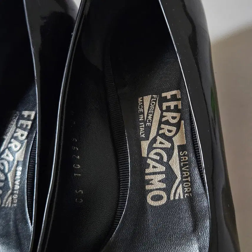 [BUNJANG] Ferragamo Vara Black Enamel Pumps 235 / 페라가모 바라 블랙 에나멜 펌프스 235