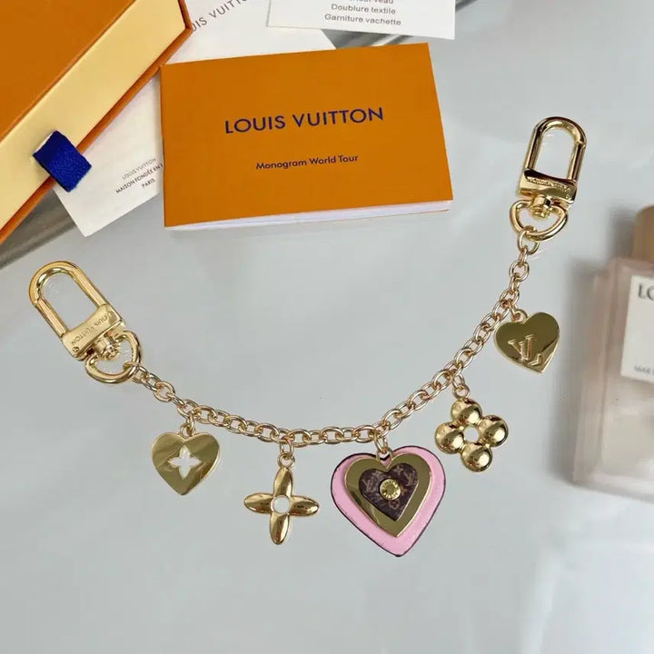 [BUNJANG] 루이비통 플라워 하트 참 가방걸이 / 루이비통 플라워 하트 참 가방걸이