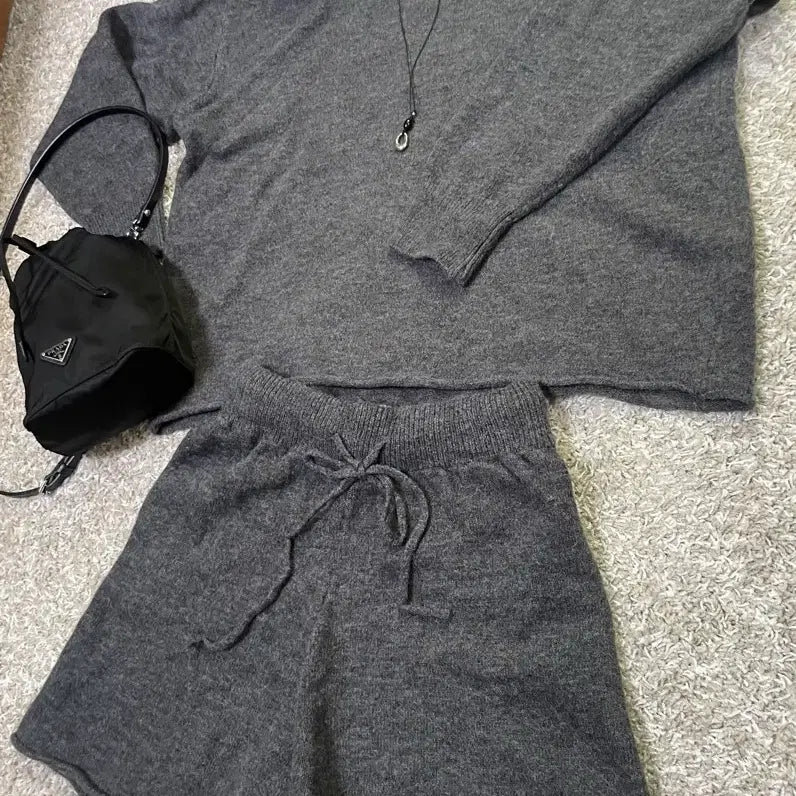 [BUNJANG] Charcoal Knit &amp; Shorts Set New Product / 챠콜니트&amp;반바지세트 새상품