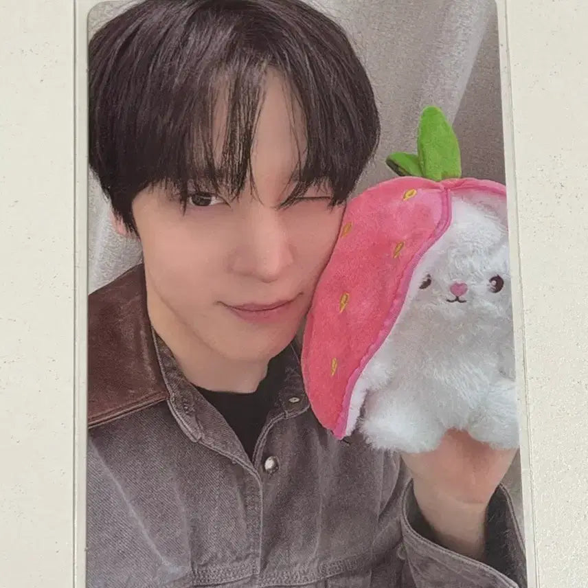 [BUNJANG] ATEEZ Yunho Strawberry Rabbit POB / 에이티즈 윤호 딸기토끼 특전