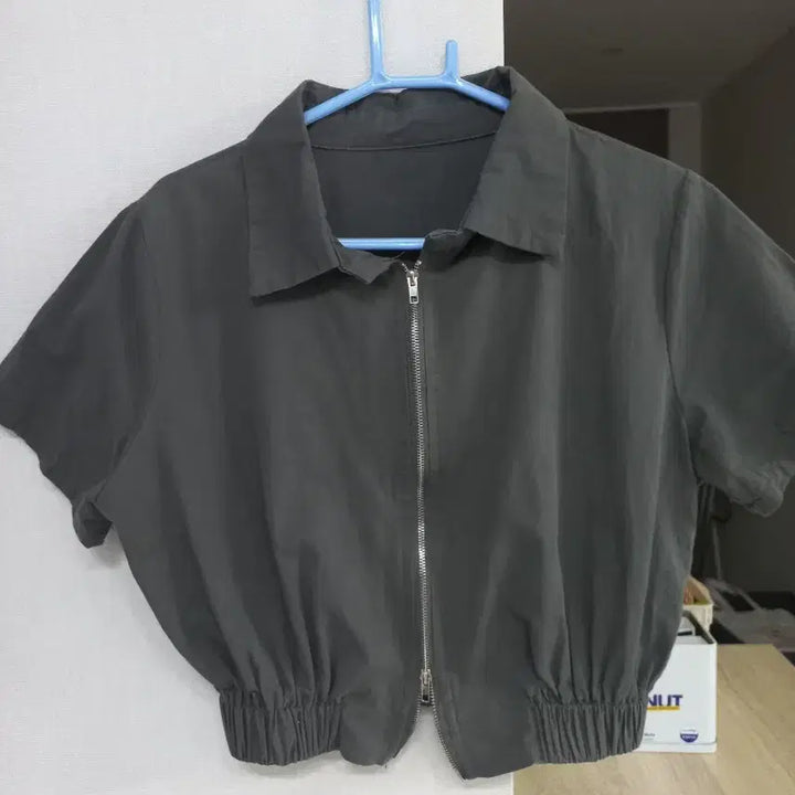 [BUNJANG] Avely Crop Half-Sleeve Zip-Up Jacket / 에이블리 카라넥 크롭 반팔 집업 자켓 교신가능