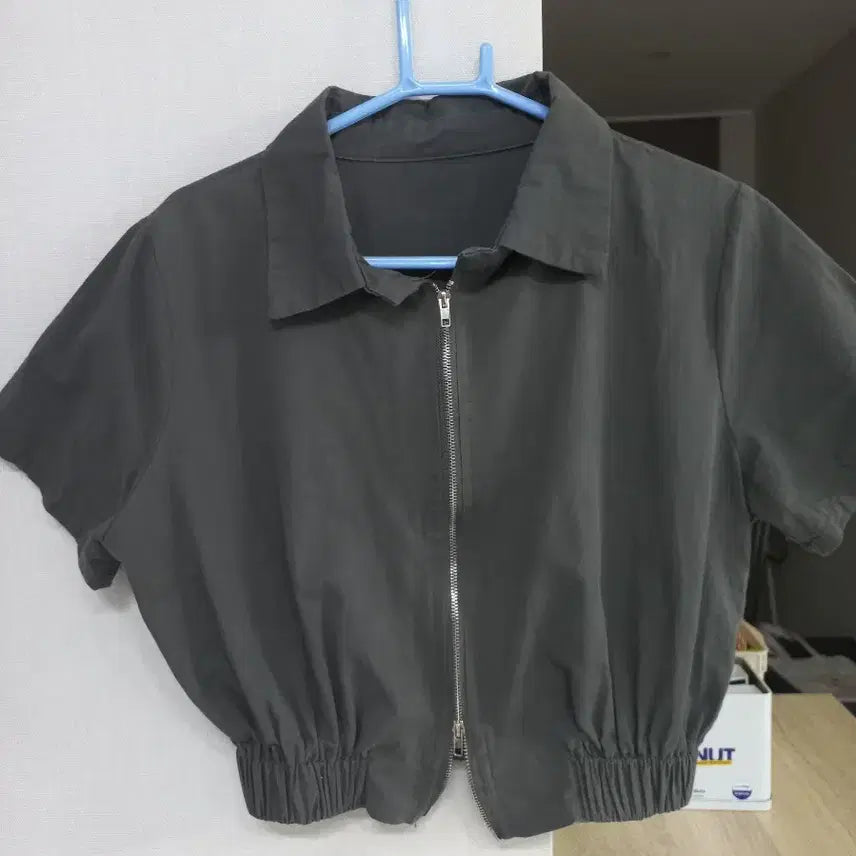 [BUNJANG] Avely Crop Half-Sleeve Zip-Up Jacket / 에이블리 카라넥 크롭 반팔 집업 자켓 교신가능