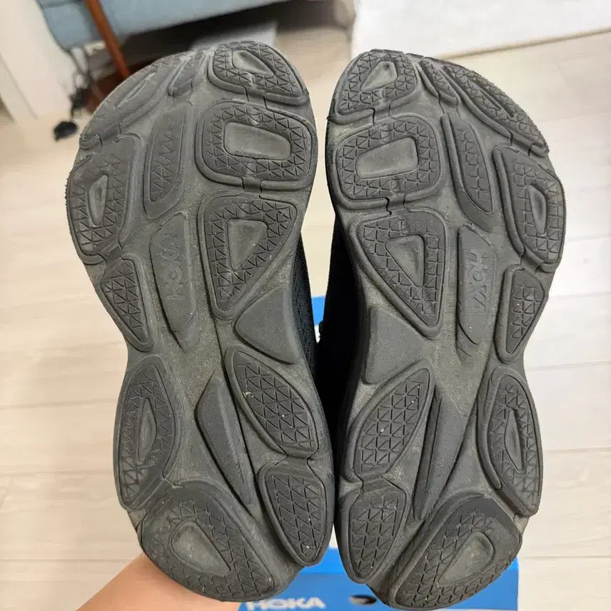 [SOLD OUT] 호카 본디8 블랙 275mm 운동화