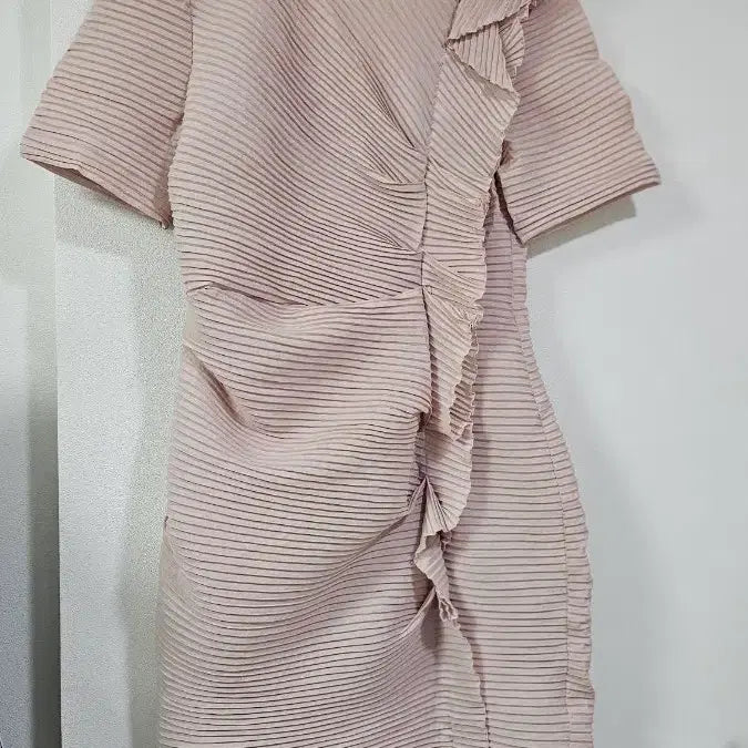 [BUNJANG] The Izzat Collection Pink Ruffle Pleated Dress / 더아이잗컬렉션/핑크 러플 플리츠원피스 55