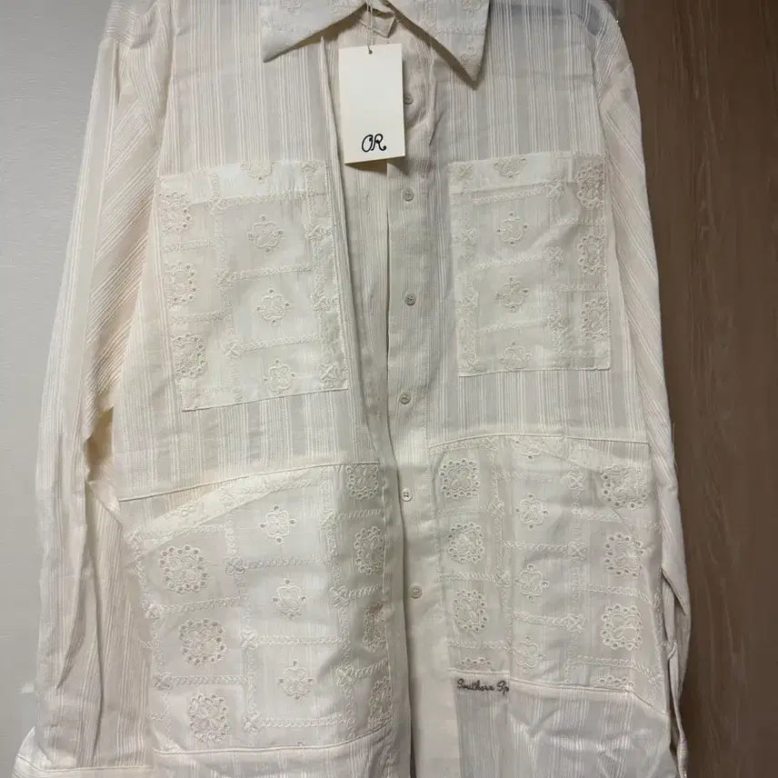 [SOLD OUT] 새상품)아우로 자수 아이보이셔츠