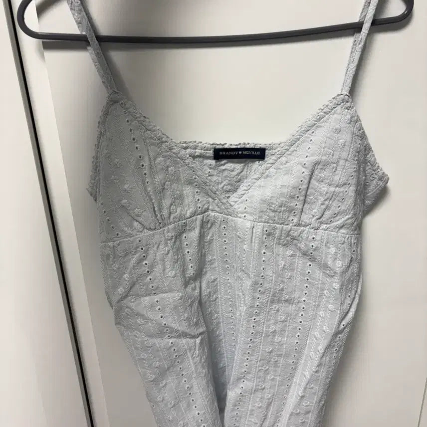 [BUNJANG] Brandy Melville Eyelet Punch Sleeveless Blouse / 브랜디 멜빌 아일렛 펀칭 민소매 블라우스 슬리브리스 (새상품)