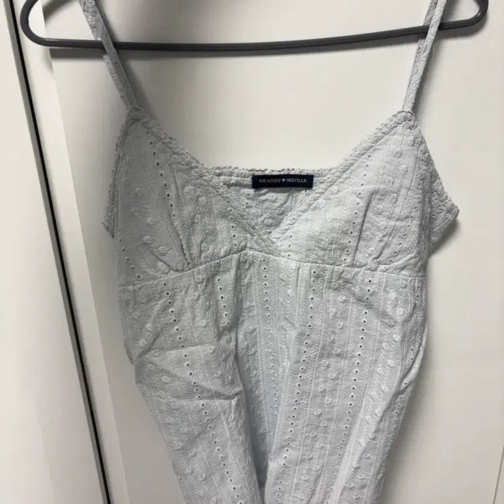 [BUNJANG] Brandy Melville Eyelet Punch Sleeveless Blouse / 브랜디 멜빌 아일렛 펀칭 민소매 블라우스 슬리브리스 (새상품)