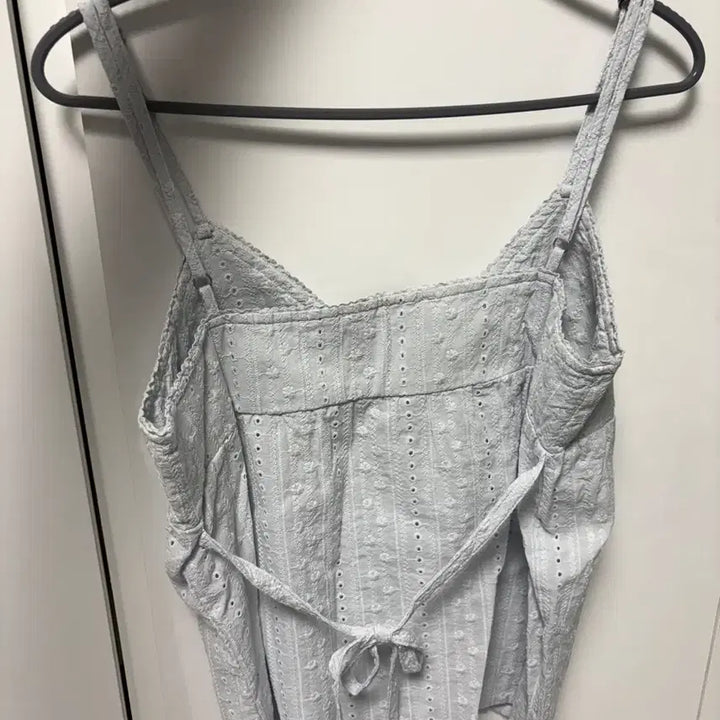 [BUNJANG] Brandy Melville Eyelet Punch Sleeveless Blouse / 브랜디 멜빌 아일렛 펀칭 민소매 블라우스 슬리브리스 (새상품)