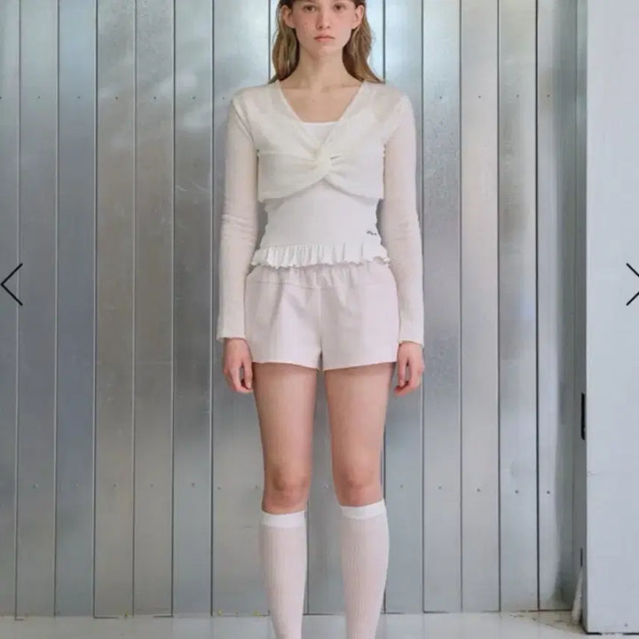[BUNJANG] Lilykots Frill Sleeveless White Top / 릴리코츠 프릴 슬리브리스 화이트