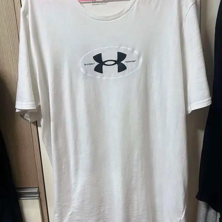 [SOLD OUT] 언더아머 흰색 그래픽 반팔 티셔츠 (3XL)