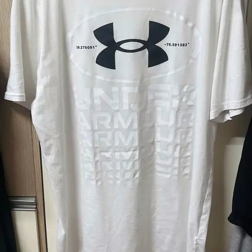 [SOLD OUT] 언더아머 흰색 그래픽 반팔 티셔츠 (3XL)