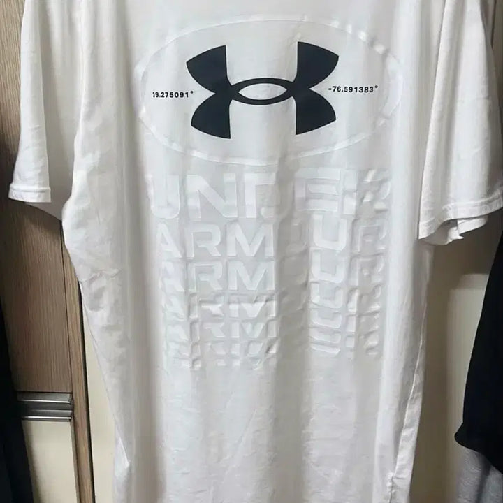[SOLD OUT] 언더아머 흰색 그래픽 반팔 티셔츠 (3XL)
