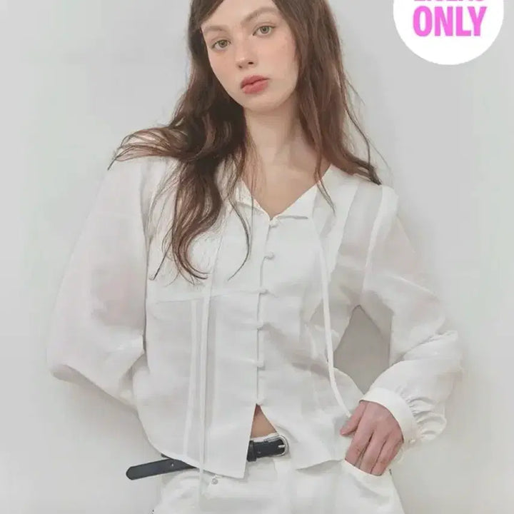 [SOLD OUT] 미쏘 타이 핀턱 블라우스 화이트 색상