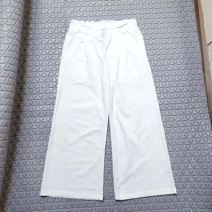 [BUNJANG] 77 새상품 여성 티셔츠 바지 세트 블라우스 흰색 화이트 100 새제품 / 77 새상품 여성 티셔츠 바지 세트 블라우스 흰색 화이트 100 새제품