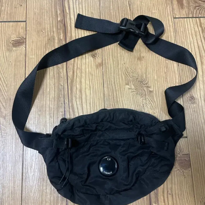 [SOLD OUT] C.P. 컴퍼니 블랙 크로스백