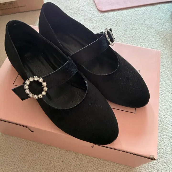 [BUNJANG] Black Mary Jane Brooch Shoes / 블랙 메리제인 브로치 구두