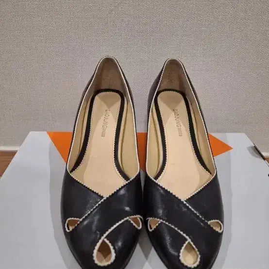 [BUNJANG] Black Cutout Pumps / 펌프스 구두