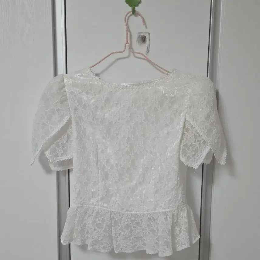 [BUNJANG] Floral Lace Frill Blouse / 꽃잎st 일본 프릴 블라우스(핏 예쁨)