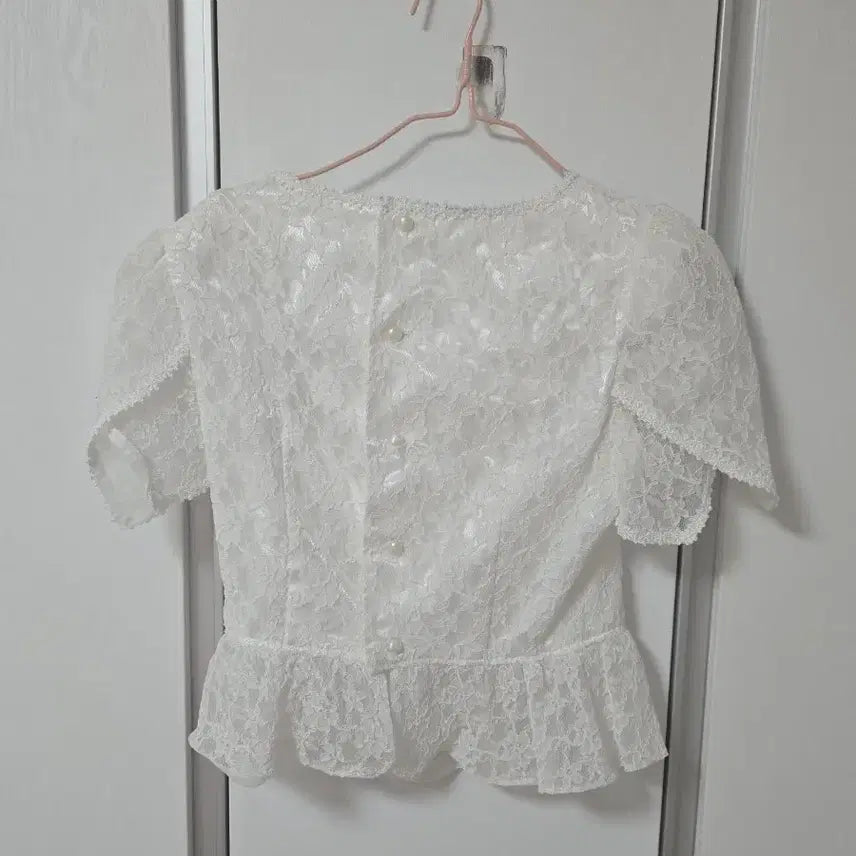 [BUNJANG] Floral Lace Frill Blouse / 꽃잎st 일본 프릴 블라우스(핏 예쁨)