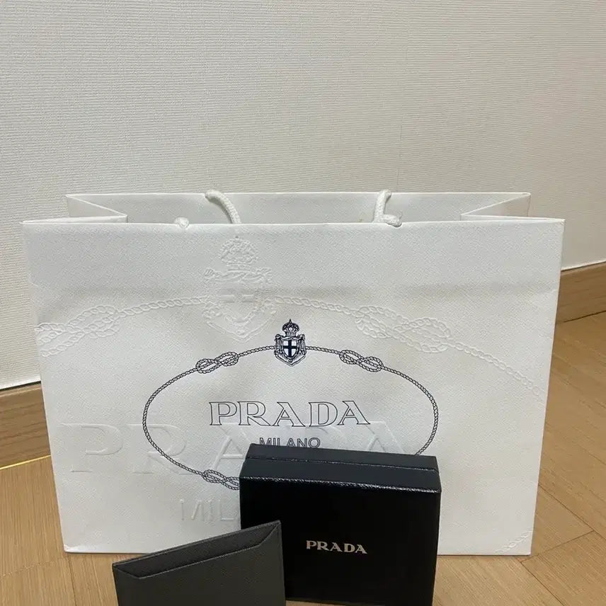 [SOLD OUT] *새상품* 프라다 사피아노 카드지갑+쇼핑백+케이스