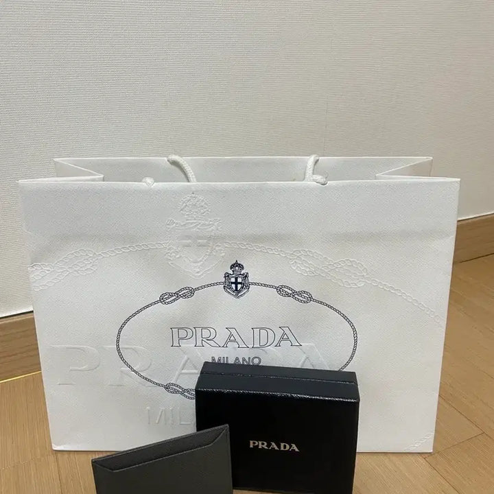 [SOLD OUT] *새상품* 프라다 사피아노 카드지갑+쇼핑백+케이스