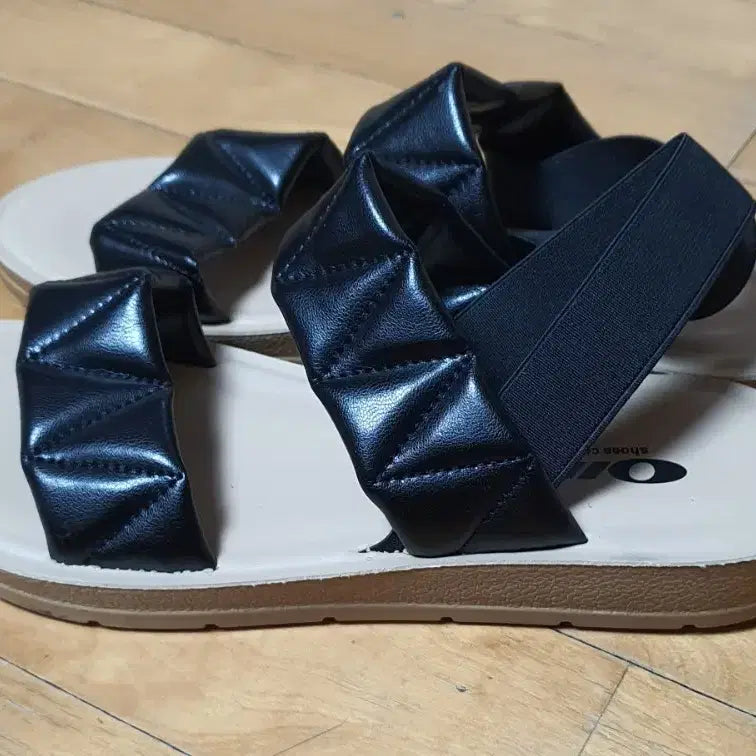 [SOLD OUT] (1회 착용) 올리 여성 퀄팅 밴딩 샌들 블랙 245
