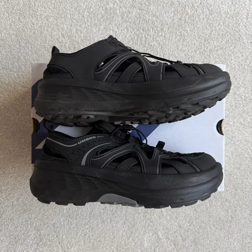 [BUNJANG] Umbro Cutout Sandals 280 Size / 엄브로 컷아웃 샌들 280 사이즈