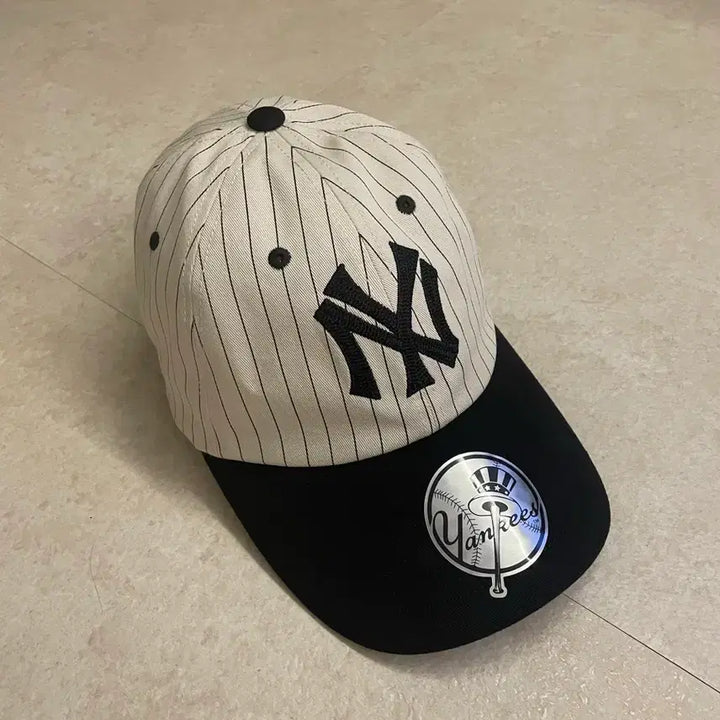 [SOLD OUT] [새상품] MLB 시그니처 스트라이프 볼캡