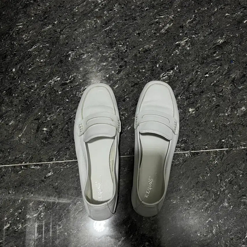 [SOLD OUT] 흐꺙 헤마 Hema 37 (Blanc Cuir)